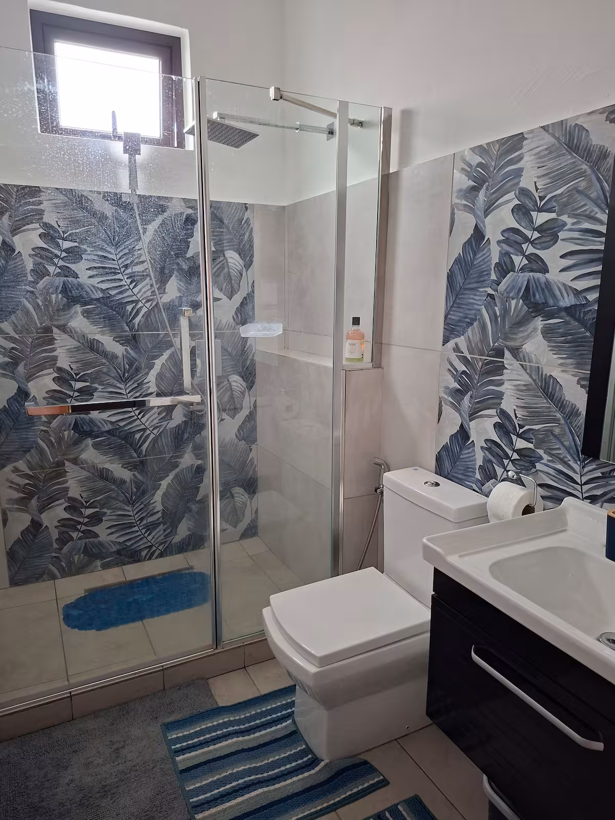 Bedroom 2 ensuite bathroom