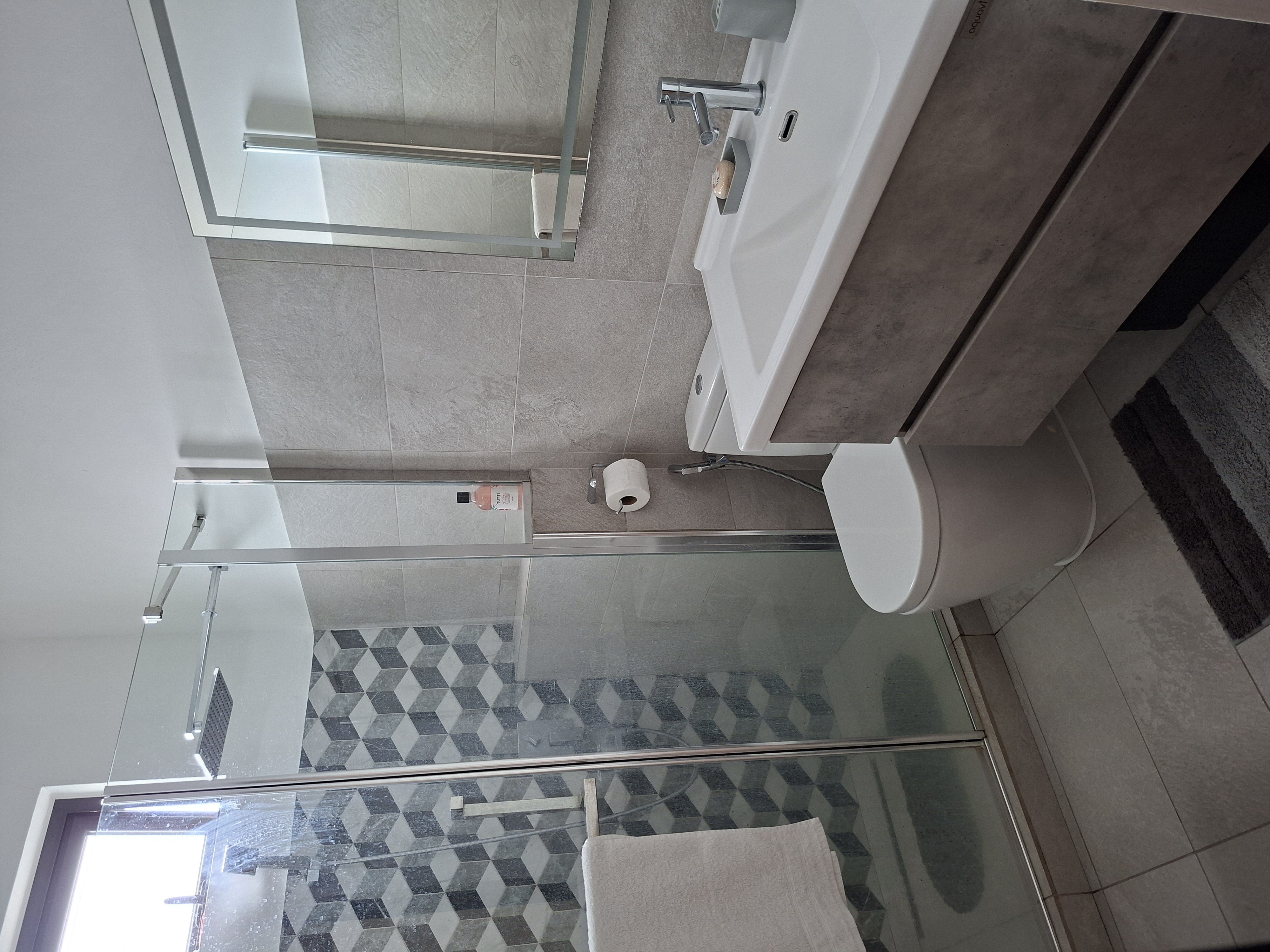 Bedroom 4 ensuite bathroom